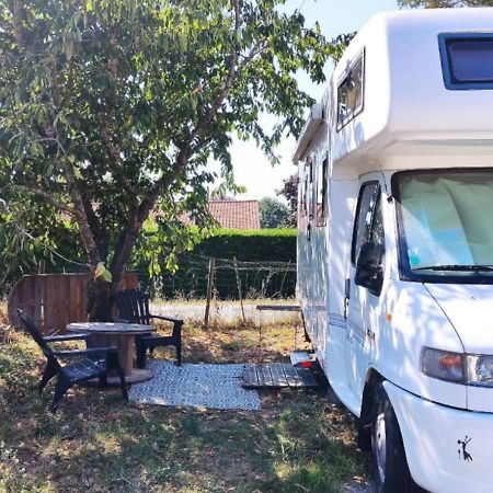 Charmant Camping-Car A La Campagne Labessiere-Candeil Dış mekan fotoğraf