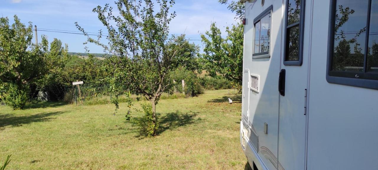 Charmant Camping-Car A La Campagne Labessiere-Candeil Dış mekan fotoğraf